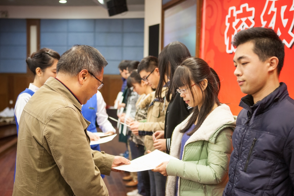 2015年度“9888拉斯维加斯官网英才”奖，74名学子受益