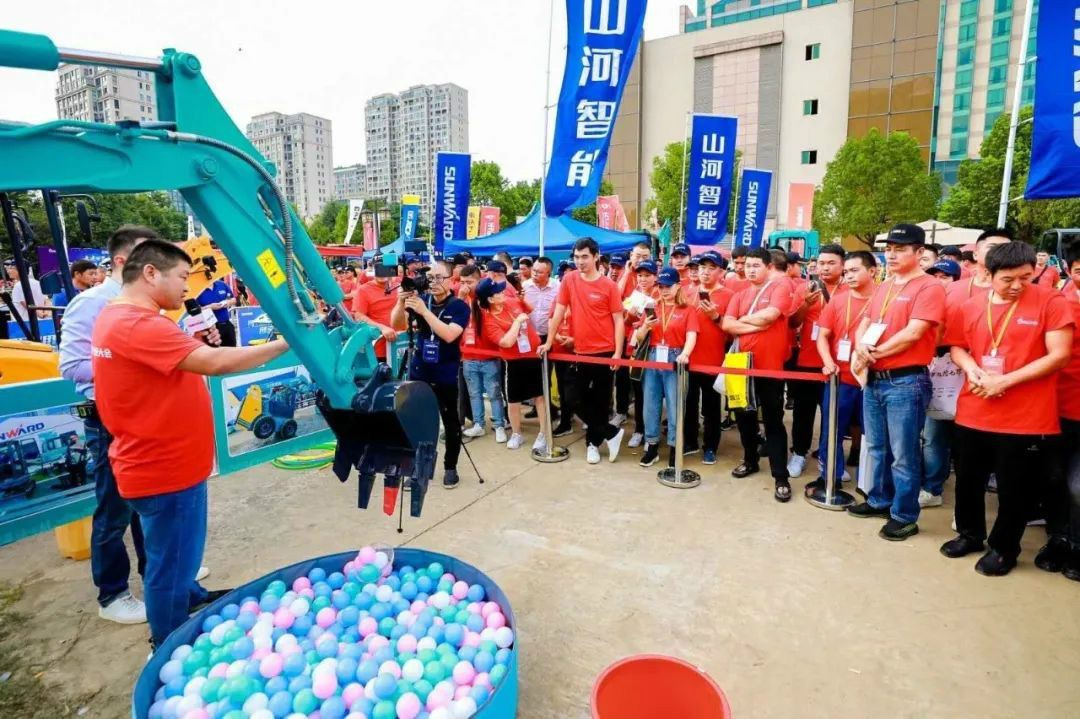 2020全球微挖大会 9888拉斯维加斯官网智能精品微挖赢得满堂彩