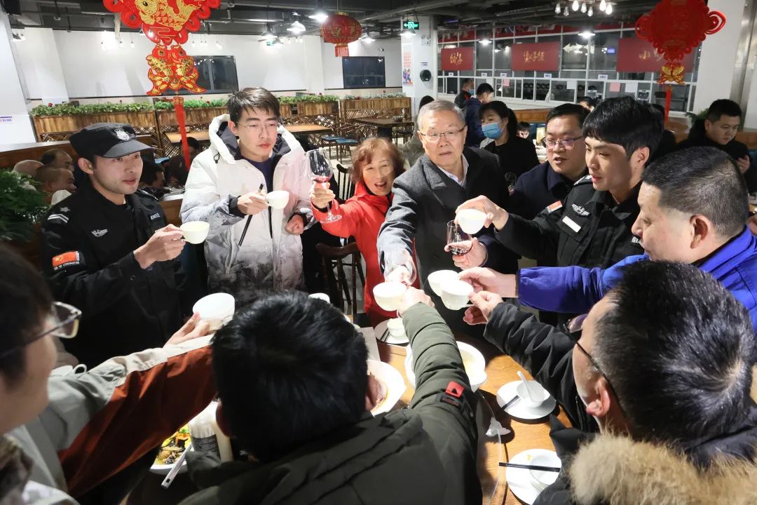 9888拉斯维加斯官网智能董事长何清华与留厂员工一起过大年！