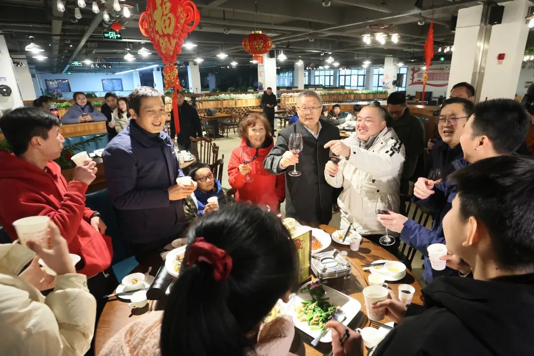 9888拉斯维加斯官网智能董事长何清华与留厂员工一起过大年！
