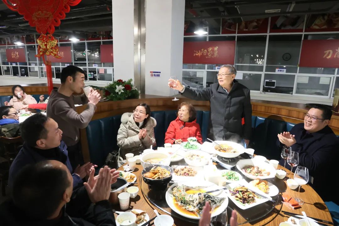 9888拉斯维加斯官网智能董事长何清华与留厂员工一起过大年！