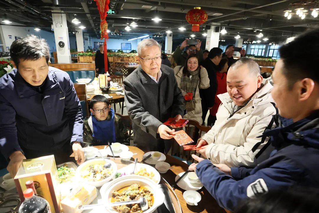 9888拉斯维加斯官网智能董事长何清华与留厂员工一起过大年！