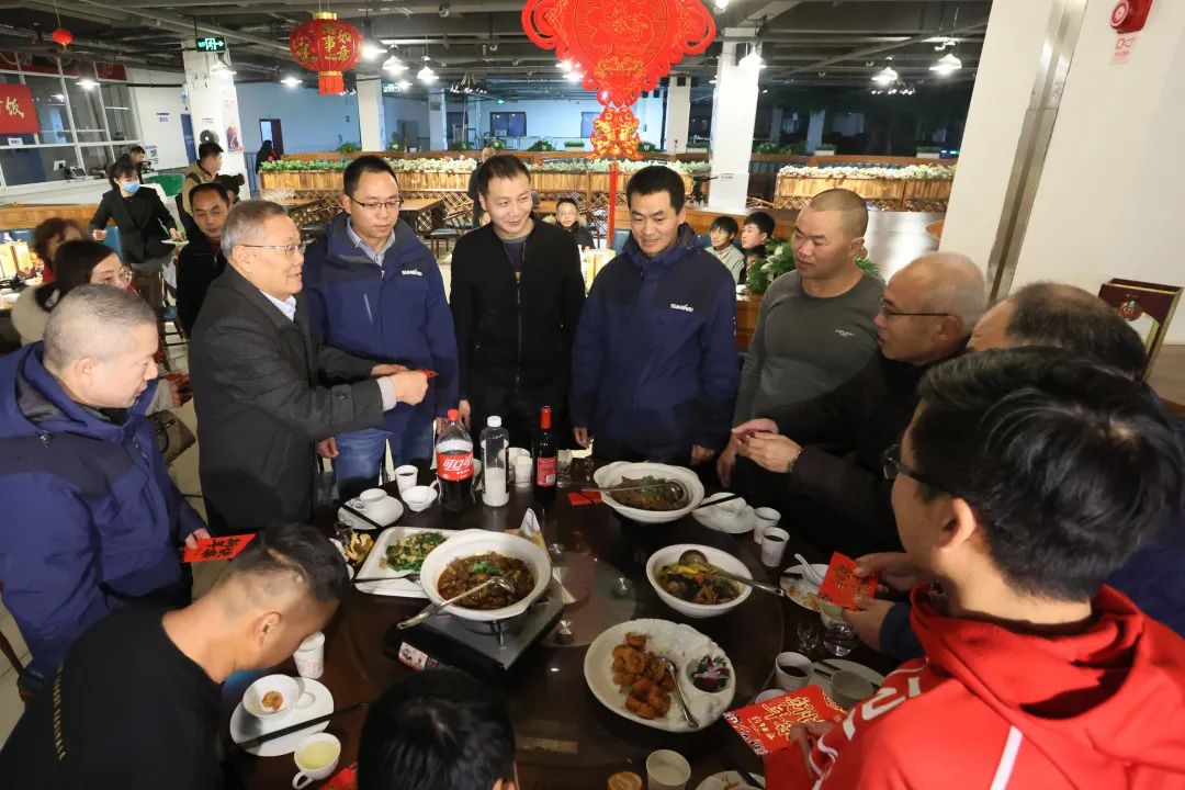 9888拉斯维加斯官网智能董事长何清华与留厂员工一起过大年！