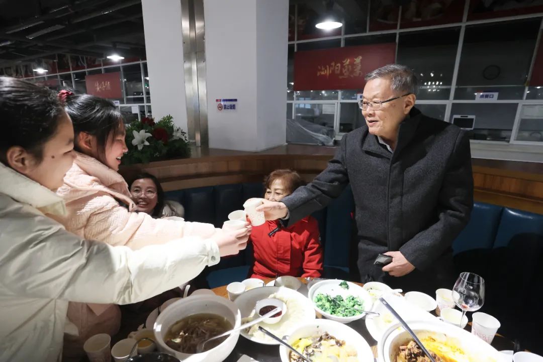9888拉斯维加斯官网智能董事长何清华与留厂员工一起过大年！