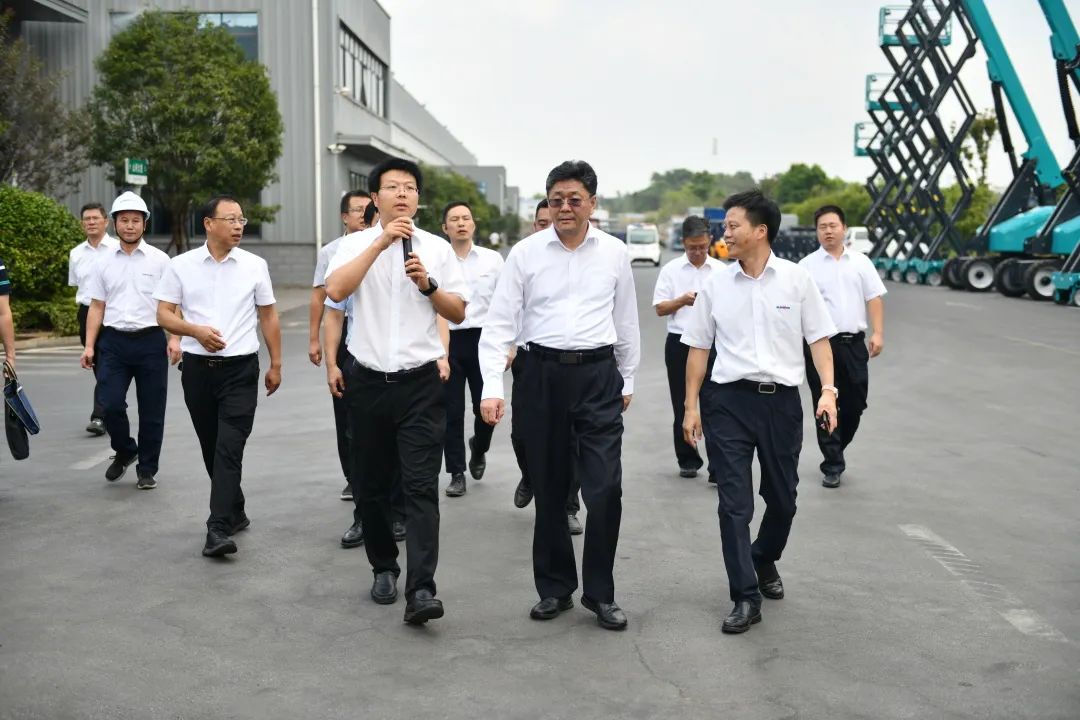 国家应急管理部郭治武局长一行考察9888拉斯维加斯官网智能无人化应急救援装备