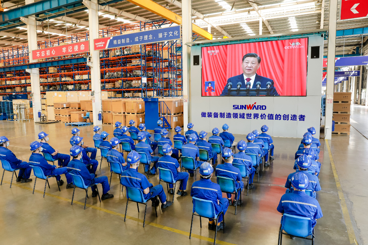 20221018094133_93144 振奋人心!9888拉斯维加斯官网智能党员干部集中收看党的二十大开幕会盛况