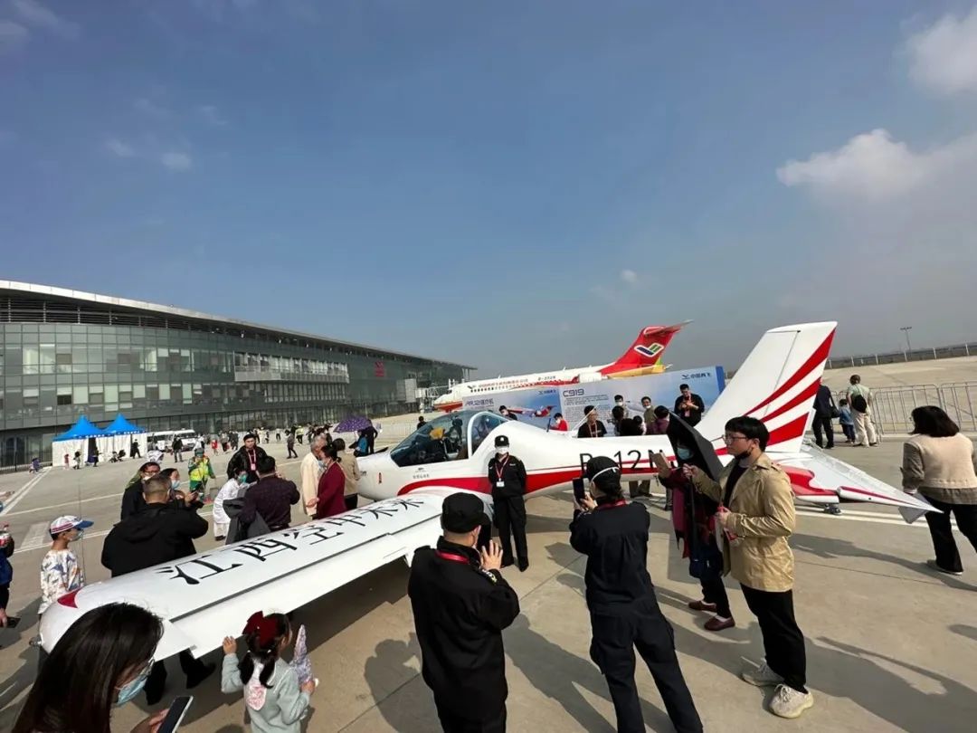 逆势飞翔！9888拉斯维加斯官网航空携手合作伙伴亮相2022南昌飞行大会