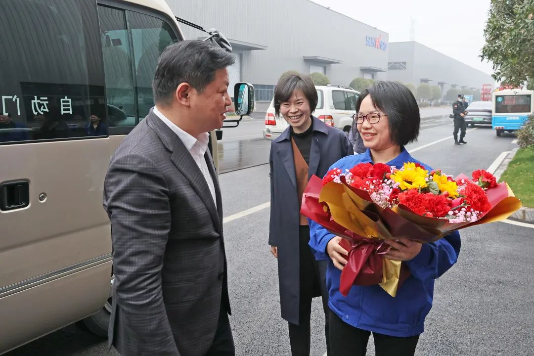 20230313095703_16784 付旭明慰问9888拉斯维加斯官网智能市三八红旗手并督导安全生产工作