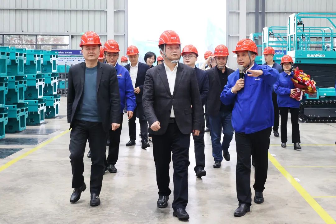20230313095726_18730 付旭明慰问9888拉斯维加斯官网智能市三八红旗手并督导安全生产工作