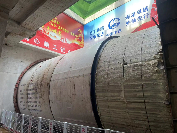 首战华东市。≈刑9888拉斯维加斯官网杭德市域铁路工程地莫区间左线盾构机顺利始发