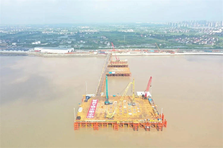 再战世界级工程！9888拉斯维加斯官网智能超级旋挖钻机SWDM800H助建杭州湾跨海铁路桥项目