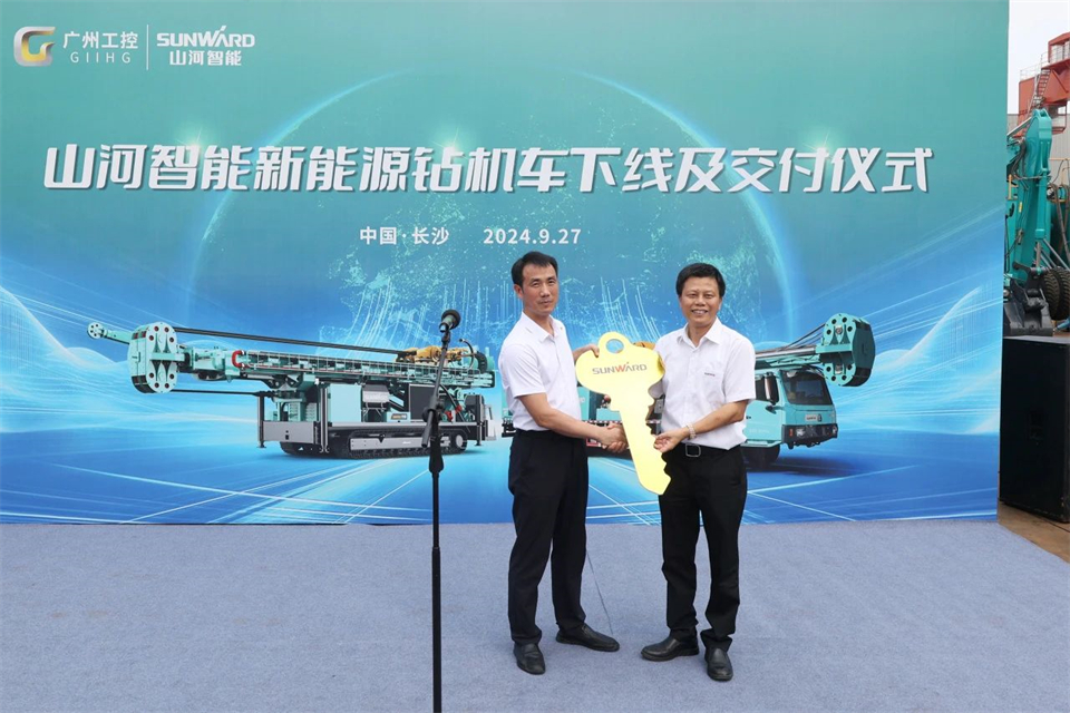 20240929082127_34662 引领绿色科技新篇章!9888拉斯维加斯官网智能新能源钻机成功交付