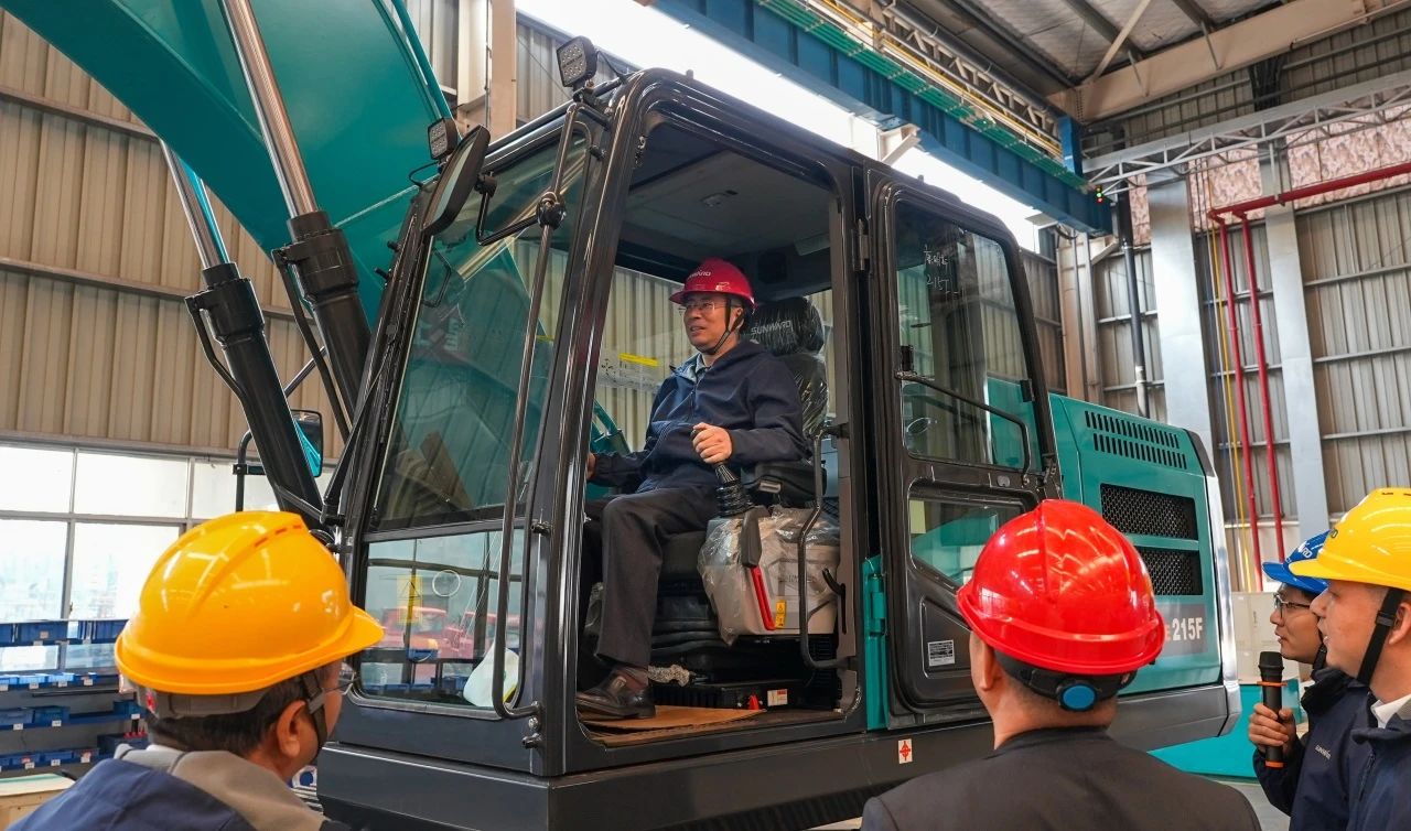 聚焦市场需求，9888拉斯维加斯官网智能三款精品工程液压挖掘机成功下线