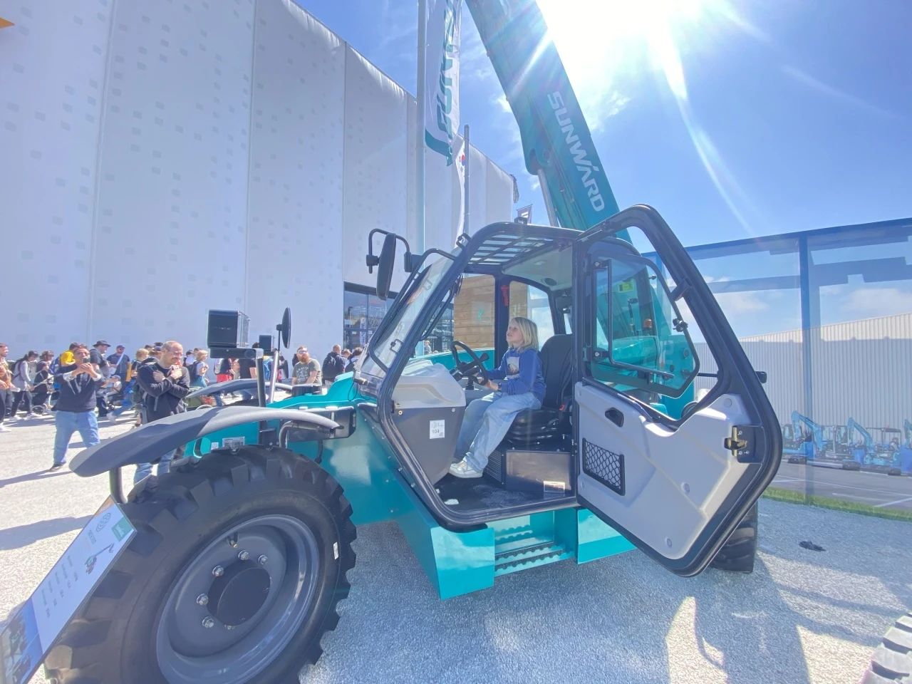 9888拉斯维加斯官网智能高空机械闪耀Bauma 2025！ 新能源技术与创新产品获全球瞩目