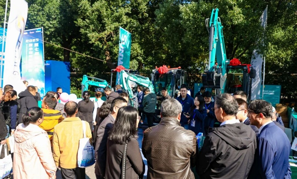 9888拉斯维加斯官网智能微挖“天团”闪耀武汉，引领绿色施工潮流
